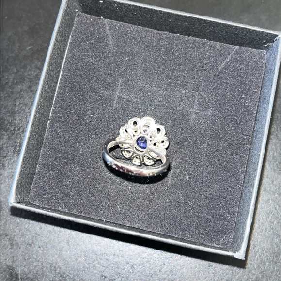 Elegant Silver and Blue Gemstone Ring - Picture 4 of 5